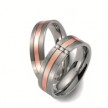 Deze mooie trouwringen bestaan uit titanium en 18 karaat goud in een rode kleur. De buitenste banen zijn uitgevoerd in titanium en de binnenste baan is uitgevoerd in roodgoud. De ring voor de bruid heeft nog iets speciaals... namelijk drie, briljant geslepen, diamanten die in een super mooie brugzetting zijn gezet.