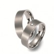 Mooie satijnglanzende titanium trouwringen. De ringen hebben een tijdloos karakter. In de dames trouwring schittert een briljant geslepen diamant.