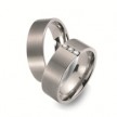Mooie trouwringen uitgevoerd in titanium met gepolijste afwerking. In de ring voor haar ziet u 3 schitterende diamanten sprankelen, deze diamanten zijn briljant geslepen.