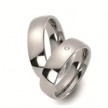 Deze mooie trouwringen zijn uitgevoerd in titanium en hebben een breedte van 7 mm. Wat zo mooi is aan deze ringen bevindt zich in de damesring, namelijk die diamant! Deze diamant is briljant geslepen en heeft een waarde van 0.03 karaat.
