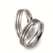 Titanium trouwringen, welke een breedte hebben van 5 mm. De ring is prachtig versierd met twee smalle, zwarte keramische ringen. Als middelpunt is in de dames trouwring een zwevende, briljant geslepen diamant van 0,05 ct gezet.