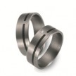 Tijdloze trouwringen van titanium van 7 mm breed. De ring heeft een strakke vormgeving. De smalle band van keramiek steekt mooi af bij het zilvergrijs van het titanium. In de dames trouwring is een briljant geslepen diamant van 0,03 ct gezet.