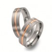Strakke titanium trouwringen van 6 mm breed met 18 karaats geelgouden smalle binnenbaan. In de dames trouwring schittert een diamant geslepen briljant.
