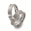 Deze neutrale trouwringen zijn uitgevoerd in titanium en hebben een breedte van 6 milimeter. Iets bijzonders aan deze trouwringen set is de