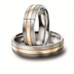 Deze opvallende trouwringen bestaan uit titanium en 18 karaat geelgoud. Beide ringen zijn onderverdeeld in 3 banen, de buitenste banen zijn uitgevoerd in titanium en de binneste baan bestaat uit geelgoud! Dan ziet u in het midden van de ring voor haar ook nog 3 schitterende diamanten in een populaire zetting, genaamd de brugzetting!