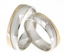 Deze mooie trouwringen zijn vervaardigd uit wit- en geelgoud en zijn 6 mm breed. Verder zijn de ringen identiek aan elkaar, in de ring van de bruid zijn echter diamanten gezet! Deze ringen zijn klaar om gedragen te worden door een liefdevol koppel!