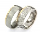 Romantische trouwringen in twee kleuren. Voor de nuchtere man, een witgouden trouwring met geelgouden smalle band zonder opsmuk. Voor de romantische vrouw, een witgouden trouwring versierd met rozen en een smalle geelgouden band. De briljant geslepen diamanten zijn als schitterende rozenhartjes in de ring gezet.
