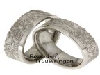 Deze zeer unieke trouwringen zijn nu verkrijgbaar bij Rozenhof Trouwringen. Want kijk is naar die rozen in combinatie met een gepolijste witgouden rand, een woord: Schitterend! Is dit toch niet helemaal jullie droomring? Wij passen deze ringen met liefde voor jullie aan zodat jullie dé perfecte trouwringen hebben gevonden!