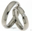 Fonkelende witgouden trouwringen van 4,5 mm breed. De dames trouwring is bezet met een schitterende briljant geslepen diamant van 0,07 ct.