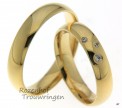 Glanzende, geelgouden trouwringen van 4,5 mm breed. De dames trouwring is bezet met 3 briljant geslepen diamanten van in totaal 0,05 ct, welke in een driehoek van elkaar geplaatst zijn.