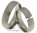 Strak van vormgeving, zijn deze 6 mm brede trouwringen van mat witgoud. De dames trouwring bezit 1 briljant geslepen diamant van 0,01 ct, welke lijkt te zweven in de ring.