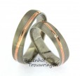 Classy trouwringen van witgoud met roodgouden ader. De glanzend roodgouden ader springt duidelijk in het oog in deze matte, witgouden trouwring. In de dames trouwring ligt de schitterende, briljant geslepen diamant als een zonnetje te schijnen in de gloedvolle roodgouden ader. 2169-2170