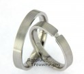 Strakke, verfijnde trouwringen van witgoud. In de dames trouwring lijkt een briljant geslepen diamant te zweven tussen de beide helften van de ring. 2173-2174