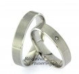 Moderne, witgouden trouwringen. De ringen zijn mat afgewerkt. In de dames trouwring is een briljant geslepen diamant van 0,008 ct gezet. 2179-2180