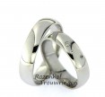Klassiek vormgegeven, witgouden trouwringen. Prachtig hoogglanzende, 5 mm brede trouwringen. In de dames trouwring zijn op speelse wijze 3 briljant geslepen diamanten van verschillende groottes gezet. 2185-2186