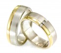Stijlvolle trouwringen van wit- en geelgoud. De ring bestaat uit een brede band van mat witgoud en een smallere band van geelgoud in hoogglans. In de dames trouwring is een pad, verlicht met drie fonkelende briljant geslepen diamanten van in totaal 0,075 ct, gezet. 2209-2210