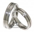 <p>Hoogglanzende titanium trouwringen van 5 mm. breed. Een dieper liggende groef verdeeld de ring in twee banen. In de dames trouwring fonkelt een briljant geslepen diamant van 0,03 ct.</p> 2507-2508