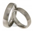 <p>Elegante titanium trouwringen van 5 mm. breed. De ringen hebben een matte finish. In de dames trouwring zijn in een vierkant, 4 briljant geslepen diamanten van 0,02 ct. gezet.</p> 2509-2510