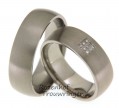 Krachtige, 7 mm. brede titanium trouwringen. De ringen hebben een matte finish.
In de dames trouwring is een verlicht veld met 9 briljant geslepen diamanten van 0,045 ct. geplaatst. 2511-2512