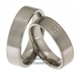 Moderne trouwringen van titanium, welke een breedte hebben van 6 mm. De ringen zijn mat afgewerkt.
De dames ring krijgt extra cachet door de plaatsing van 4 briljant geslepen diamanten van 0,02 ct. 2513-2514