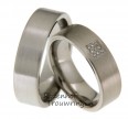 Titanium trouwringen van 6,5 mm. breed.
De ringen zijn mat afgewerkt.
In de dames trouwring zijn in een vierkant 9 briljant geslepen diamanten van 0,045 ct. gezet. 2515-2516