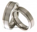Elegante titanium trouwringen van 6 mm. breed.
Een groef verdeelt de ring in twee banen, waarvan de smalle baan glanzend is en de brede baan mat.
In de dames trouwring zijn in de hoogglans baan, 9 briljant geslepen diamanten van 0,045 ct. geplaatst, wat zorgt voor extra schittering. 2519-2520
