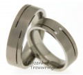 Strakke titanium trouwringen, welke een breedte hebben van 5 mm.
Als strak gevormde stelen zijn op de heren ring twee strepen aangebracht.
In de dames trouwring zijn op deze stelen, als twee zonnenbloemen, 2 briljant geslepen diamanten van 0,03 ct. geplaatst. 2523-2524