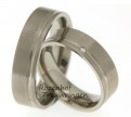 Titanium trouwringen van 6 mm. breed.
De ringen hebben een mat uiterlijk met een glanzende groef.
In de dames trouwring pronkt een briljant geslepen diamant van 0,02 ct. 2525-2526