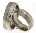 Klassieke titanium trouwringen in een modern jasje. De ringen zijn 7 mm. breed en zijn verdeeld in een glanzende baan en een matte baan.
De dames trouwring is bezet met een briljant geslepen diamant van 0,02 ct. 2527-2528