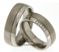 Titanium trouwringen, door een groef in twee banen verdeelt, een glanzende baan en een matte baan.
De ringen zijn 7 mm. breed.
In de dames trouwring zijn, in de glanzende baan, 5 briljant geslepen diamanten van 0,05 ct. gezet. 2531-2532