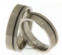 Tijdloze trouwringen van titanium van 7 mm breed. De ring heeft een strakke vormgeving. De smalle band van keramiek steekt mooi af bij het zilvergrijs van het titanium.
In de dames trouwring is een briljant geslepen diamant van 0,02 ct gezet. 2533-2534