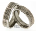 Persoonlijke, 6 mm brede titanium trouwringen met twee verdiepte smalle ringen. Zeer persoonlijk door de naam van uw geliefde. Voor altijd samen! 2535-2536