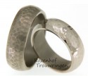 U maakt zich hard voor uw huwelijk met deze titanium trouwringen met hamerslag.
De dames trouwring is bezet met een briljant geslepen diamant. 2539-2540