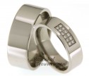 Luxueuze titanium trouwringen van 6 mm breed. De ringen zijn glanzend afgewerkt.
In de dames trouwring prijken 12 briljant geslepen diamanten van 0,12 ct. 2541-2542