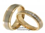 Supertrendy gelaagde, tweekleurige trouwringen. De ringen zijn gemaakt van roodgoud met daar bovenop een band van mat witgoud. De dames trouwring is bezet met 7 briljant geslepen diamanten.