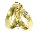 Glanzende geelgouden trouwringen afgewisseld met mat geelgoud. De diamant heeft een opvallende vorm. Namelijk een hartje, dat natuurlijk symbool staat voor eindeloze liefde! Deze trouwringen zij leverbaar in 9, 14 en 18 karaat goud. 2681-2682-11