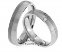 <p>Verfijnde trouwringen van mat en glanzend witgoud. De ringen zijn 4,5 mm breed. In de dames trouwring zijn twee briljant geslepen diamanten gezet van 0,03 ct</p> 2717-2718