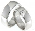 Een schitterend paar trouwringen van glanzend witgoud met een breedte van 7 mm De dames trouwring is bezet met drie briljant geslepen diamanten van in totaal 0,12 ct.
