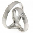 Verfijnde, witgouden trouwringen met matte finish van 4 mm breed. De dames trouwring is bezet met 1 briljant geslepen diamant van 0,04 ct.