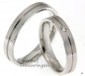 Een rank model hebben deze twee witgouden ringen met groef in het midden. De ringen zijn 4 mm breed. De dames trouwring is ingelegd met een briljant geslepen diamant van 0,04 ct.