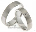 Matte, witgouden trouwringen van 5 mm breed. De dames trouwring is bezet met drie fonkelende, briljant geslepen diamanten van in totaal 0,03 ct.