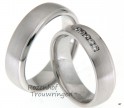 Matte witgouden trouwringen met facet geslepen rand. De trouwringen hebben een breedte van 6 mm. De dames trouwring is bezet met 5 briljant geslepen diamanten van in totaal 0,125 ct. 3149-3150-8