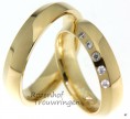 <p><span>Deze mooie trouwringen zijn uitgevoerd in geelgoud en vallen op door de stralende finish die super mooi blinkt. De ringen zijn beide gelijk en voor de bruid zijn diamanten in de ring gezet op het schuine gedeelte wat de ring elegant maakt</span></p> 3155-3156-5