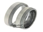 Prachtige trouwringen van 6 mm breed, uitgevoerd in twee banen van 8 kr. witgoud en palladium. De dames trouwring is bezet met 3 briljant geslepen diamanten van in totaal 0,75 ct. 3253-3254-8