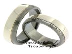Een juweel voor het oog, deze twee trouwringen van 8 kr witgoud en palladium van ons Dia y Noche design. De trouwringen zijn 6 mm breed. De dames trouwring is rondom bezet met 20 fonkelende, briljant geslepen diamanten van in totaal 0,1 ct.