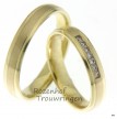 <p>Deze 4 mm brede geelgouden trouwringen met matte binnenbaan geven deze klassiek ogende ringen een eigentijdse uitstraling. De dames trouwring is bezet met 7 schitterende, briljant geslepen diamanten van in totaal 0,105 ct.</p> 3275-3276-5