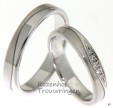 Luxueuze, witgouden, smalle trouwringen van 4 mm breed. In de damesring zijn 5 briljant geslepen diamanten van in totaal 0,045 ct in een motief gezet dat jullie trouwringensetje zal laten blinken!