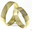 <p>Een paar glanzende geelgouden trouwringen van 5 mm breed, waarvan de dames trouwring bezaaid is met een sprankelend veld van 15 briljant geslepen diamanten van in totaal 0,075 ct.</p> 3283-3284-5