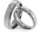 <p>Elegante naamringen van witgoud. De breedte van de ringen is 6 mm. De ring bestaat uit een brede band die in hoogglans afgewerkt is en een dieper gelegen fijne band van mat witgoud. Uw namen worden subtiel op de dieper gelegen band gezet. In de dames trouwring is een briljant geslepen diamant van 0,005 ctgezet om uw naam extra te laten schitteren.</p> 3401-3402-8