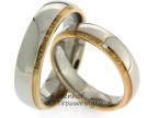 <p>Elegante naamringen van witgoud met geelgoud. De breedte van de ringen is 6 mm. De ring bestaat uit een brede witgouden band die in hoogglans afgewerkt is en een dieper gelegen fijne band van mat geelgoud. Uw namen worden subtiel op de dieper gelegen geelgouden band gezet. In de dames trouwring is een briljant geslepen diamant van 0,005 ct gezet om uw naam extra te laten schitteren.</p> 3401-3402